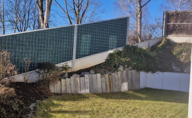 Moderne Lärmschutzwand statt alter Holzwand