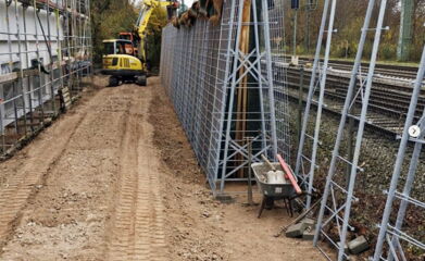Lärmschutzwand entlang der Bahnlinie